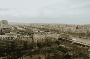 Revêtements photocatalytiques et dépollution de l’air urbain Immeubles en ville illustrant l’utilisation de revêtements photocatalytiques contre la pollution de l’air