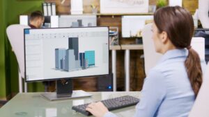 Architecte travaillant sur la modélisation 3D BIM d’un bâtiment à partir de plans