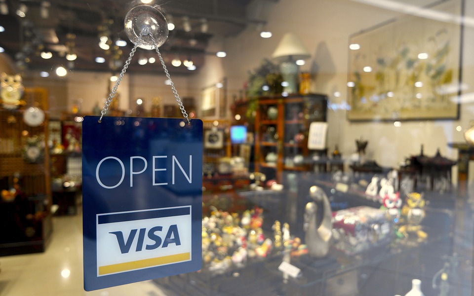 Panneau "Open" sur la porte vitré d'un magasin