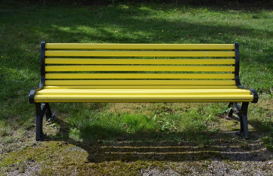 banc dans un jardin public