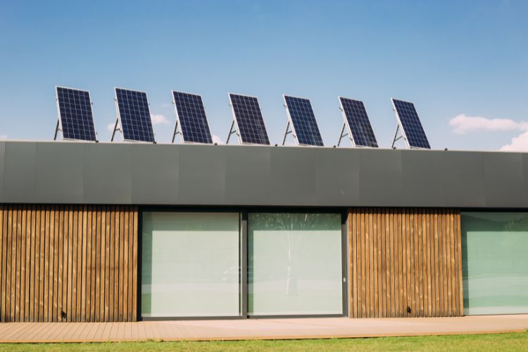 Local d'activité écologique avec panneaux solaires