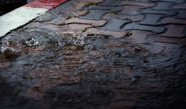 Pluie sur pavés