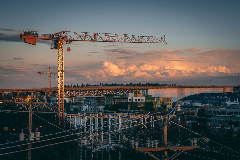 Vue d'un chantier en construction avec une grue