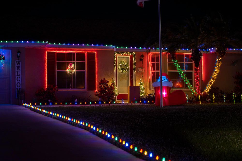 Cour avant avec des décorations de Noël bien éclairées sur l'entrée du garage de la maison Décor extérieur de la maison familiale de Floride pour les vacances d'hiver